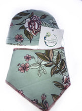 Load image into Gallery viewer, New Baby Gift Set (Beanie & Bib)