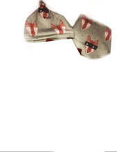 Load image into Gallery viewer, New Baby Gift Set (Beanie & Bib)